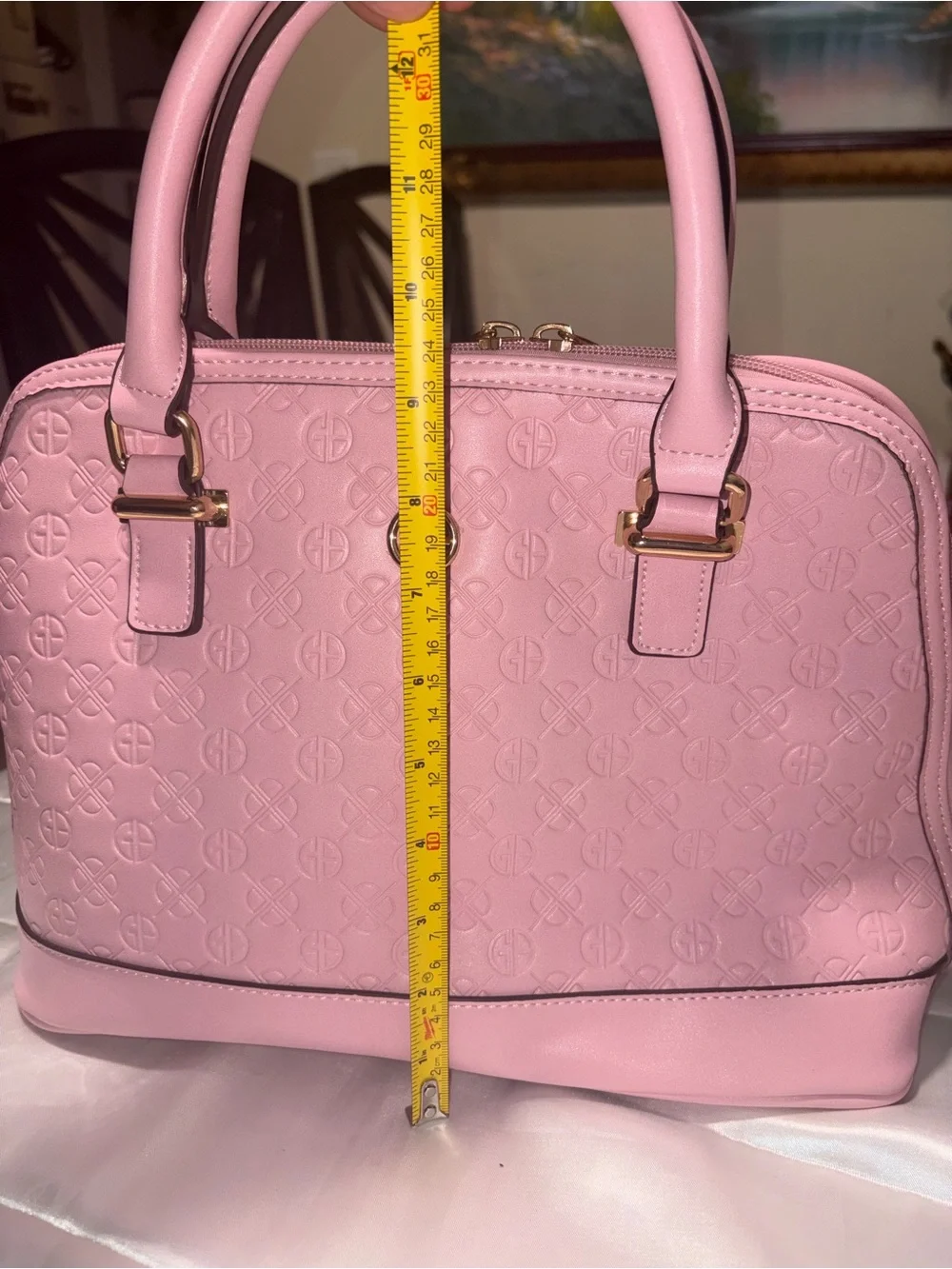 A pink dome-type handbag Giani Bernini